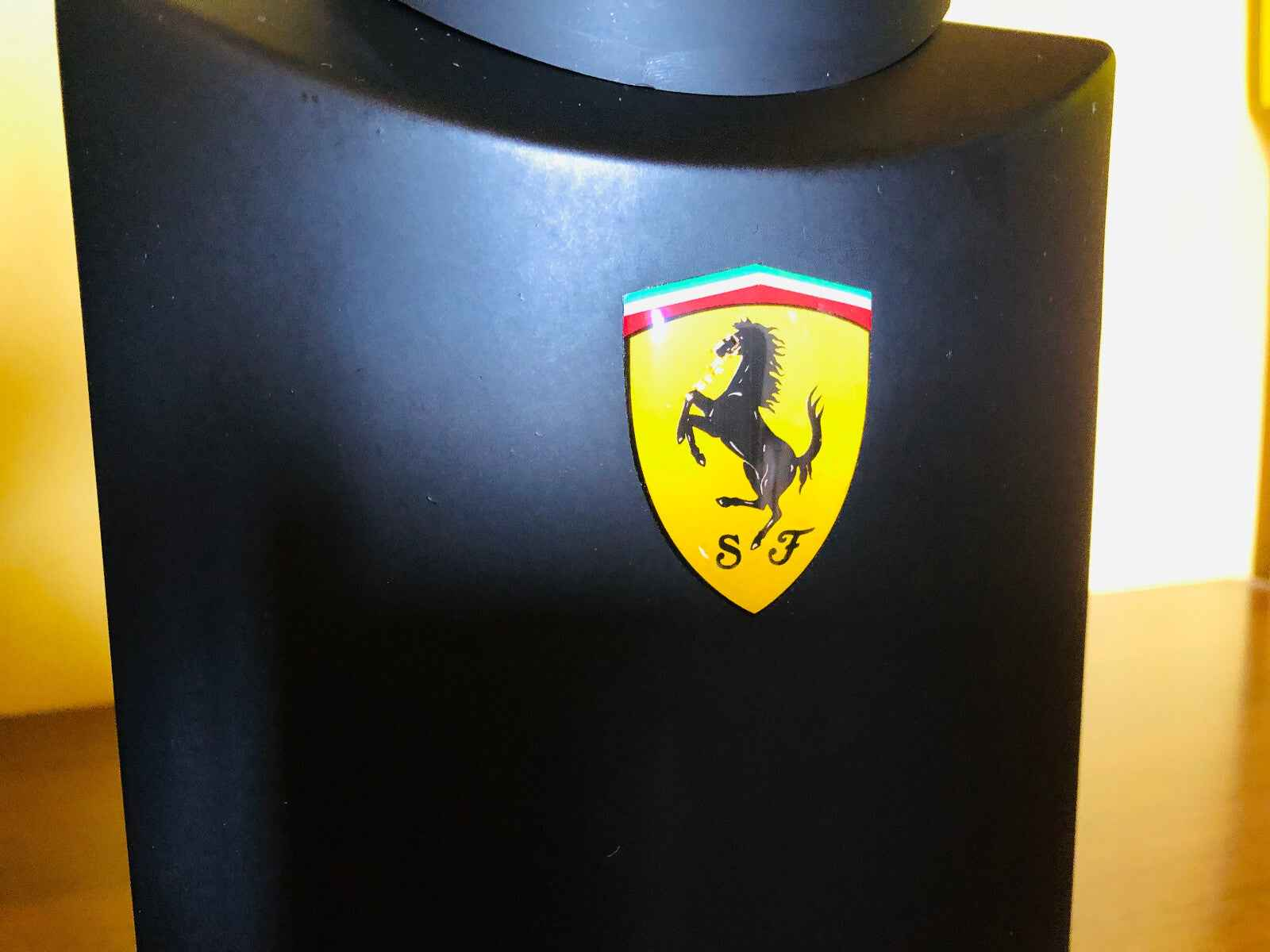 Profumo Ferrari Black Vintage in flacone nero con logo iconico del cavallino rampante