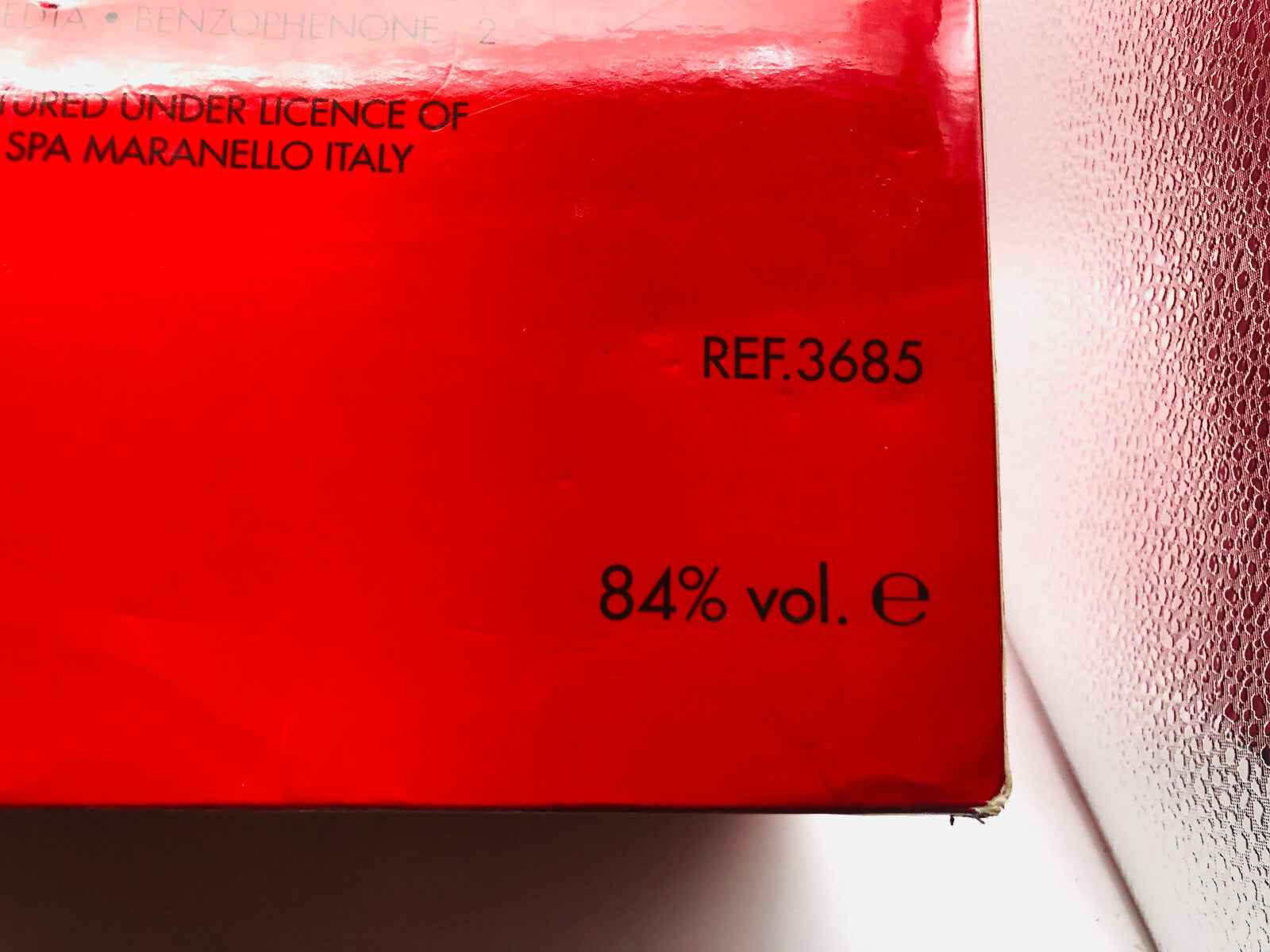 Scatola del profumo Ferrari Red con etichetta e dettagli di licenza, 84% vol.