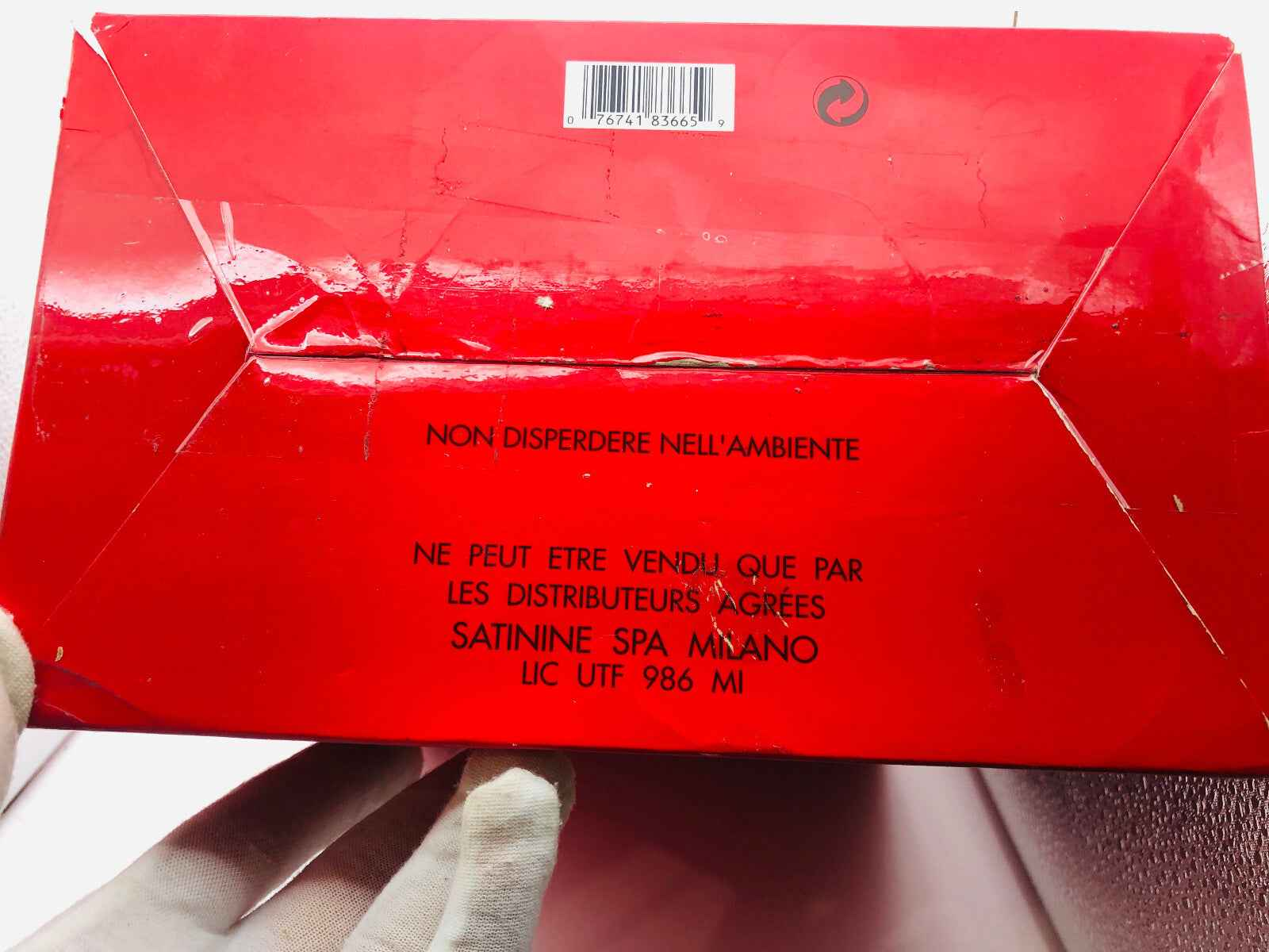 Scatola del profumo Ferrari Red in rosso con avvertenze sul retro per la cura del prodotto