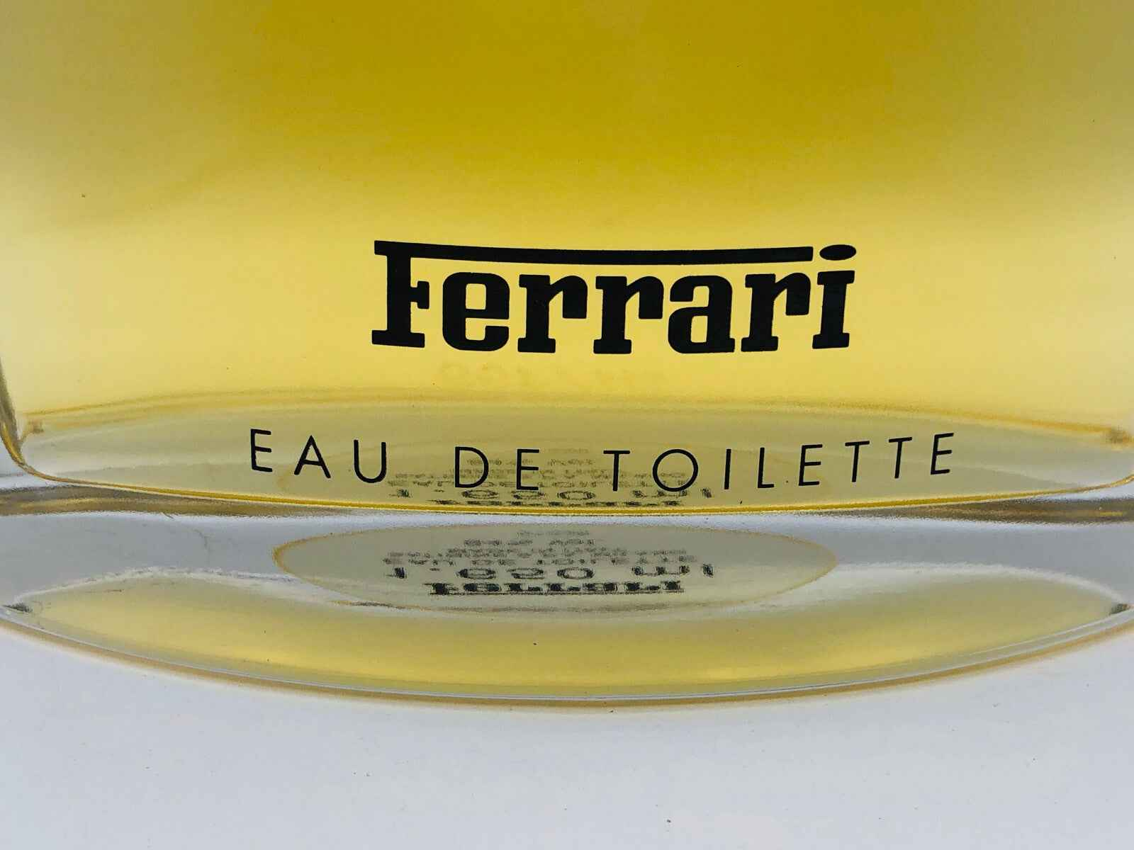 Profumo Ferrari Red in flacone elegante con etichetta EAU DE TOILETTE