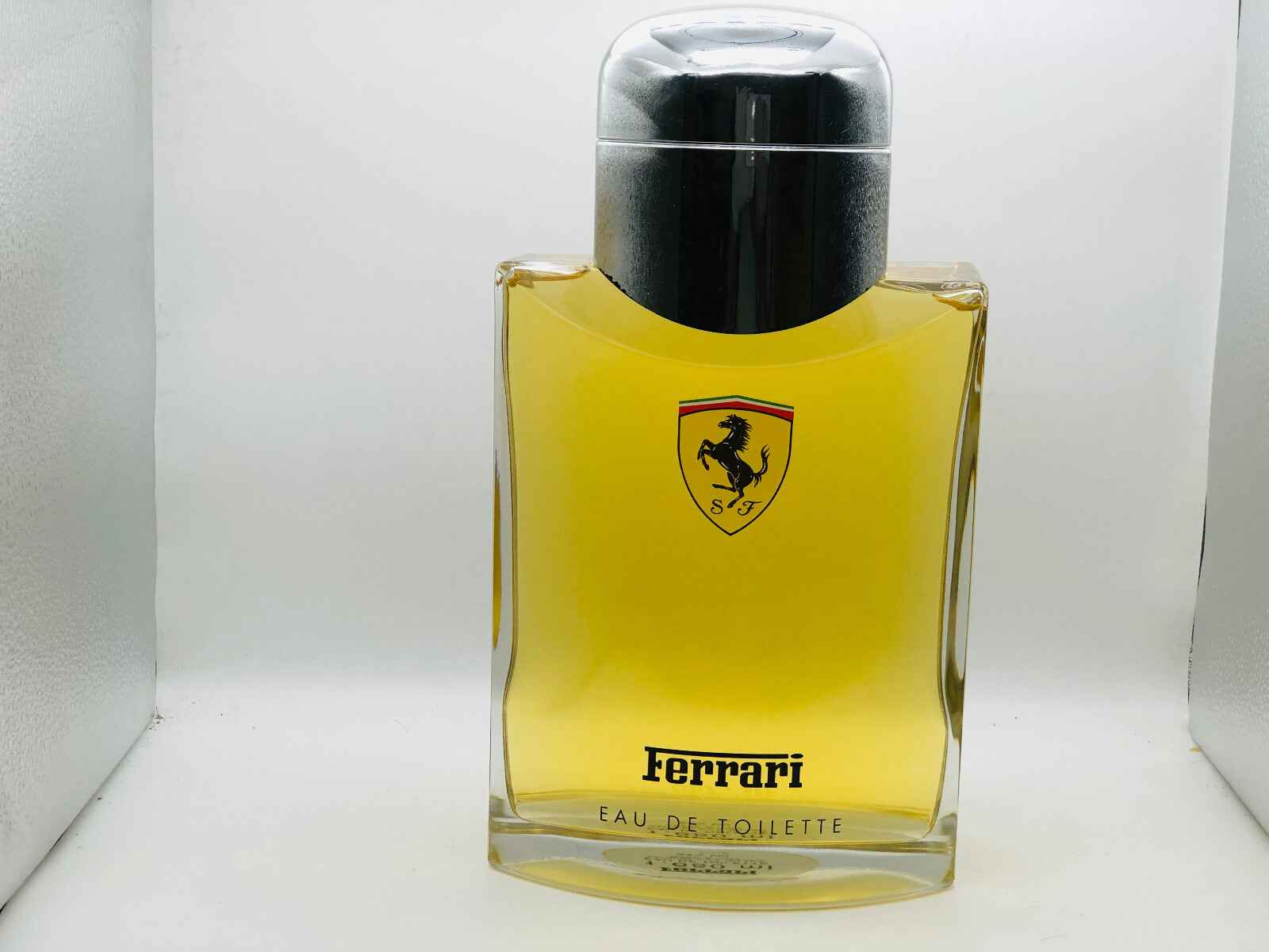 Flacone di profumo Ferrari Red, eau de toilette, con design elegante e logo Ferrari
