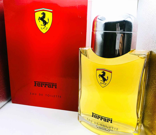 Profumo Ferrari Red in flacone elegante con scatola rossa per l'uomo moderno