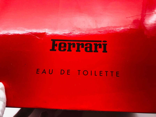 Scatola del profumo Ferrari Red Eau de Toilette con design elegante e rifiniture rosse