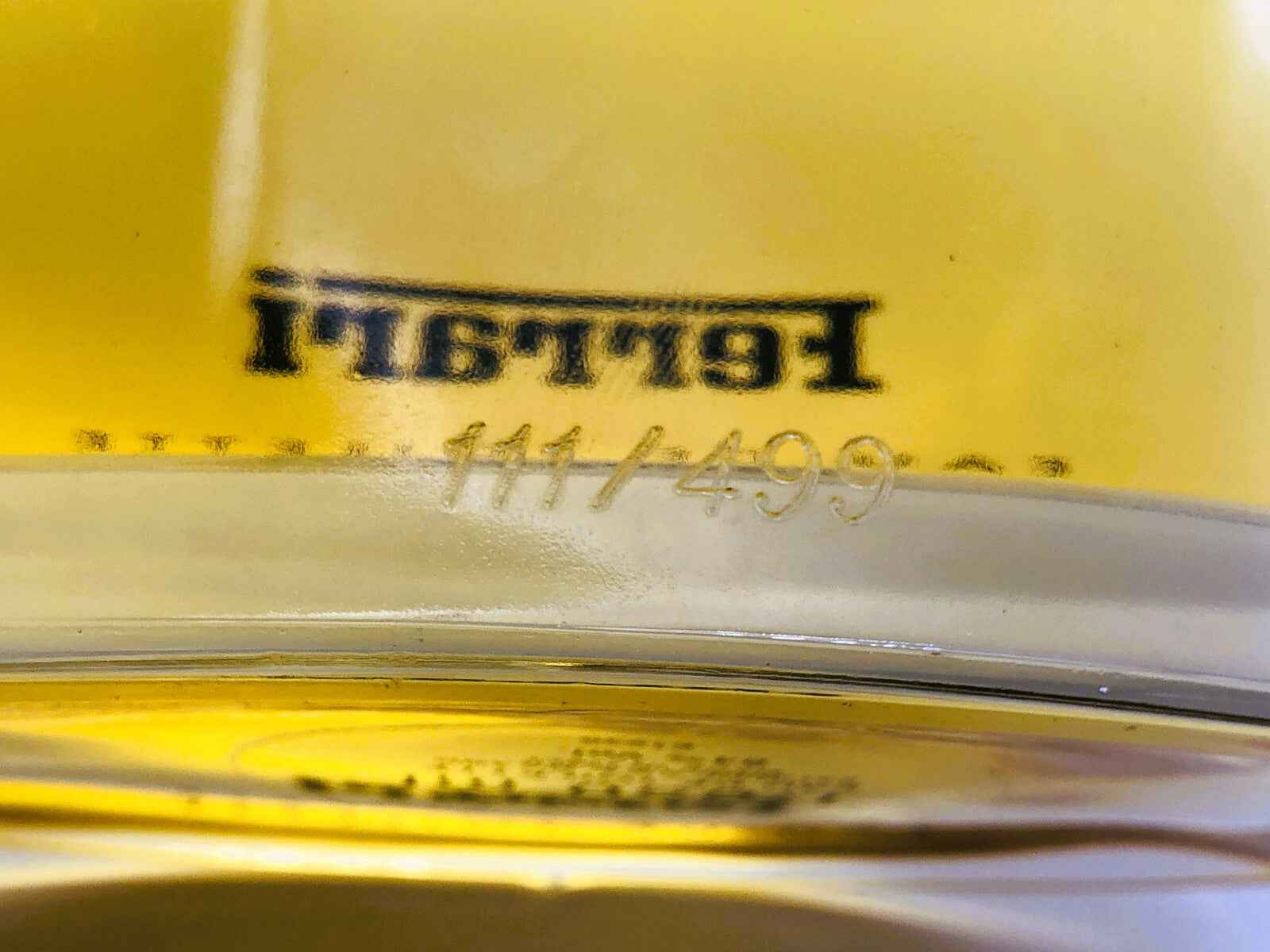 Dettaglio del flacone di Profumo Ferrari Red con numero di edizione limitata 111 di 499