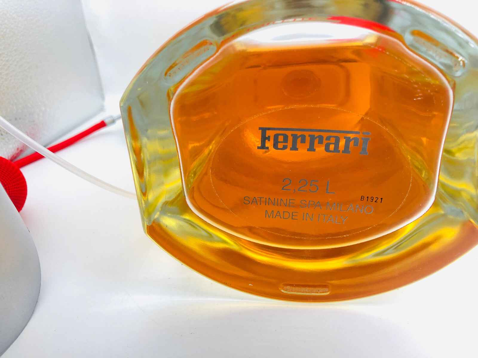 Bottiglia di profumo Ferrari N 1 Vintage con design elegante e fragranza intensa inodore