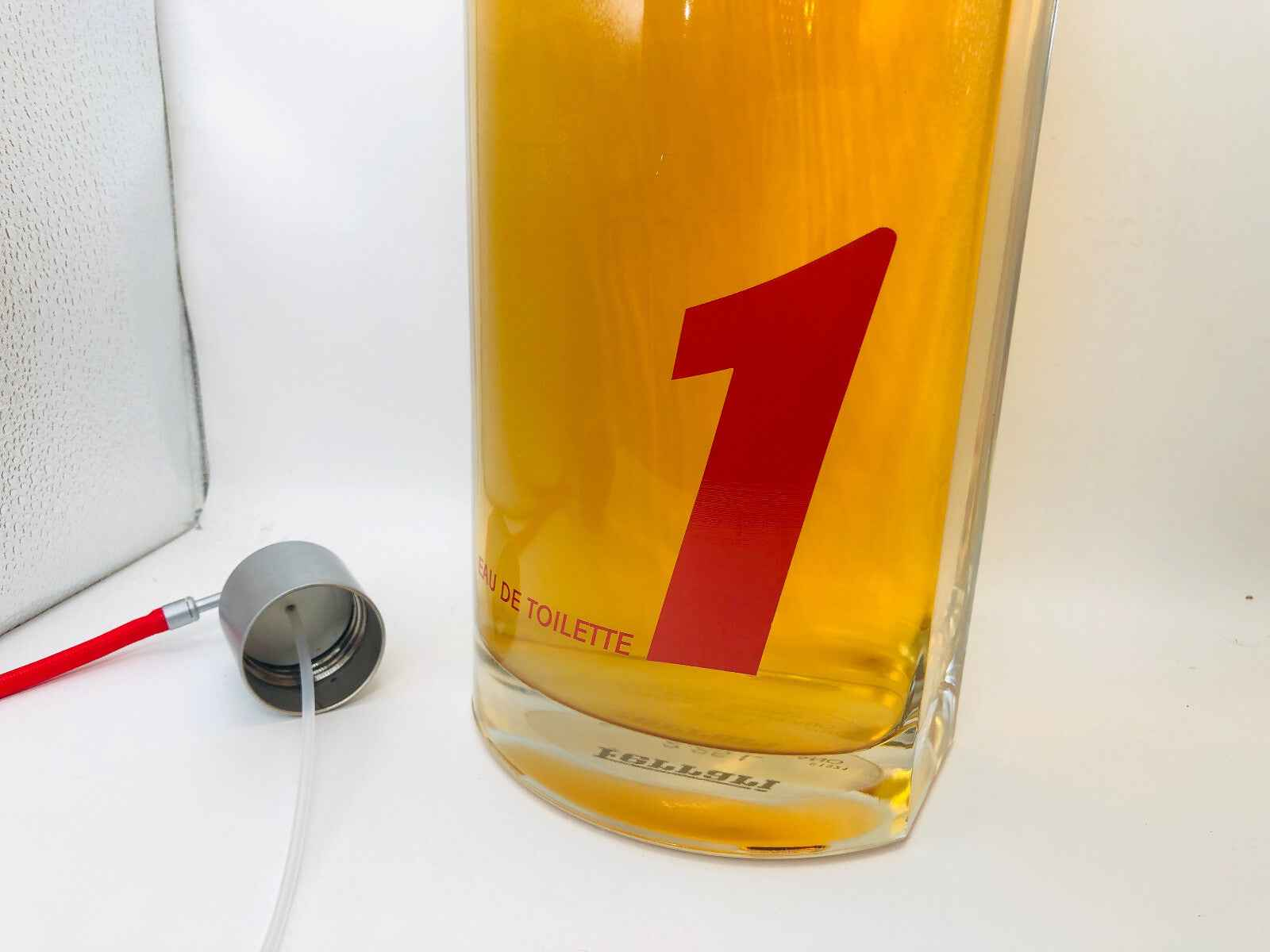 Flacone di profumo Ferrari N 1 Vintage con design elegante e colore dorato