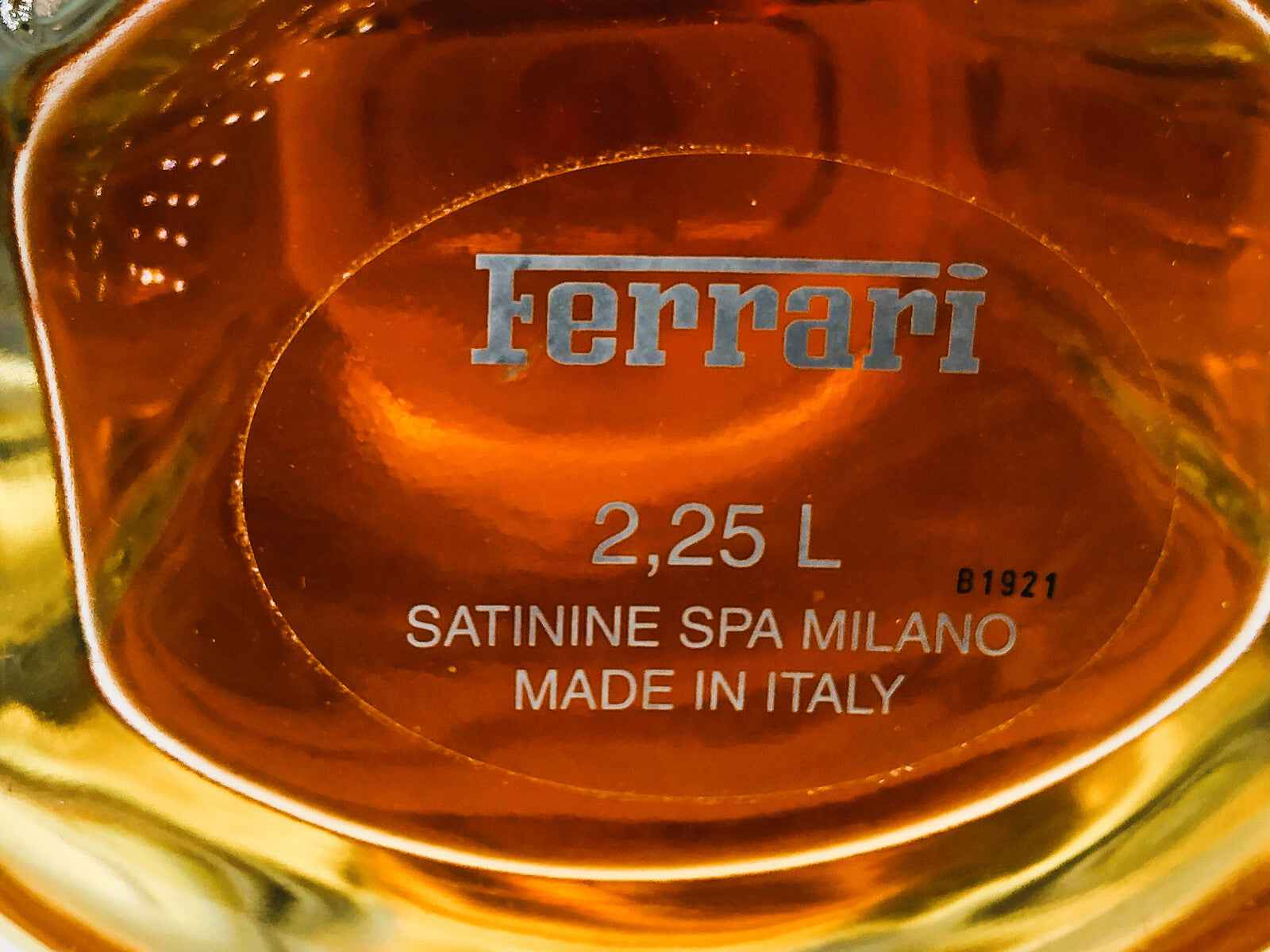 Bottiglia di profumo Ferrari N 1 Vintage con design elegante e dettagli in oro