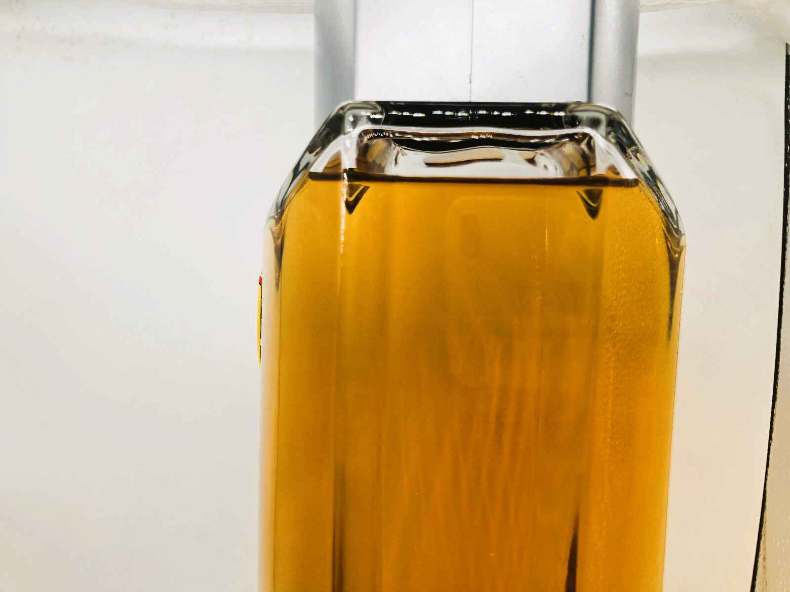 Flacone di profumo Ferrari N 1 Vintage con un design elegante e una tonalità dorata
