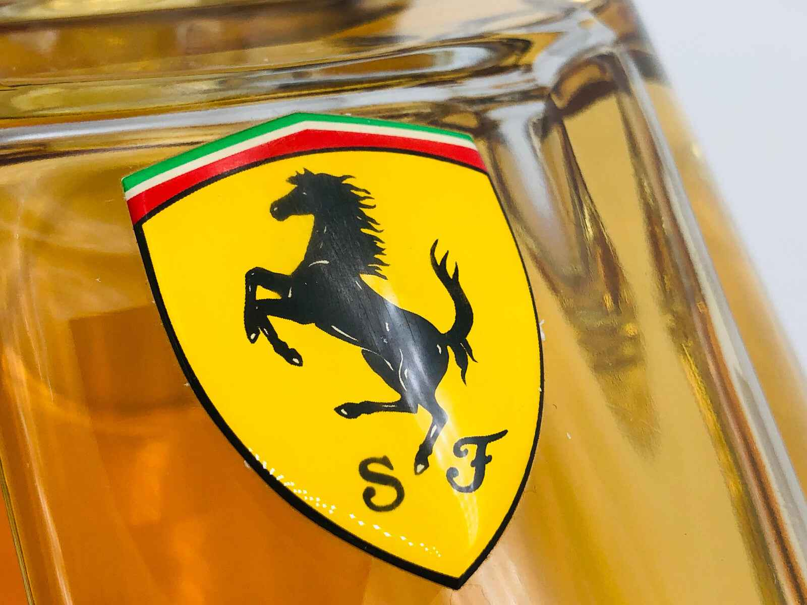 Dettaglio del profumo Ferrari N 1 Vintage con il logo del cavallino rampante