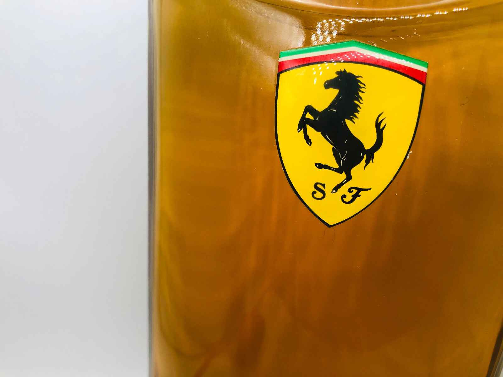 Flacone di profumo Ferrari N 1 Vintage con logo del cavallino rampante in evidenza