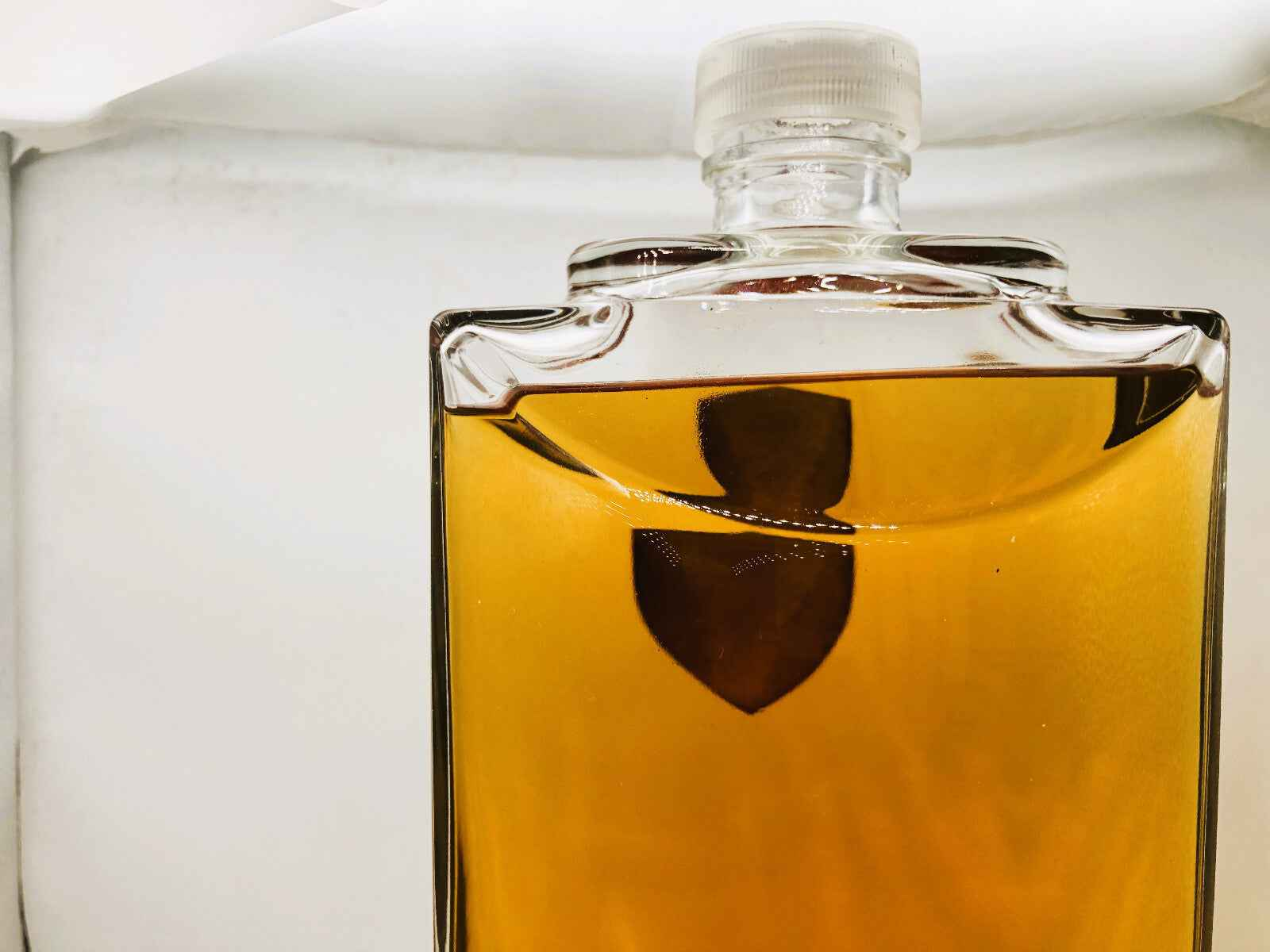 Flacone di profumo Ferrari N 1 Vintage con liquido dorato per un'esperienza olfattiva unica