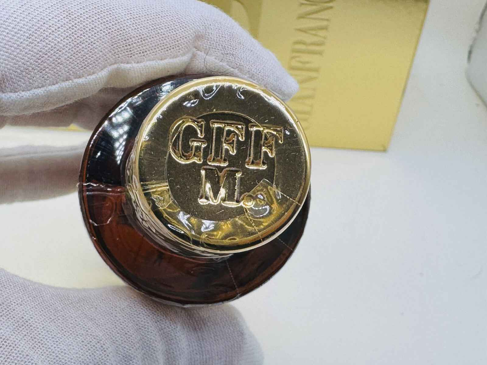 Tappo di Ferre Gff Profumo Vintage in oro con logo sul flacone elegante