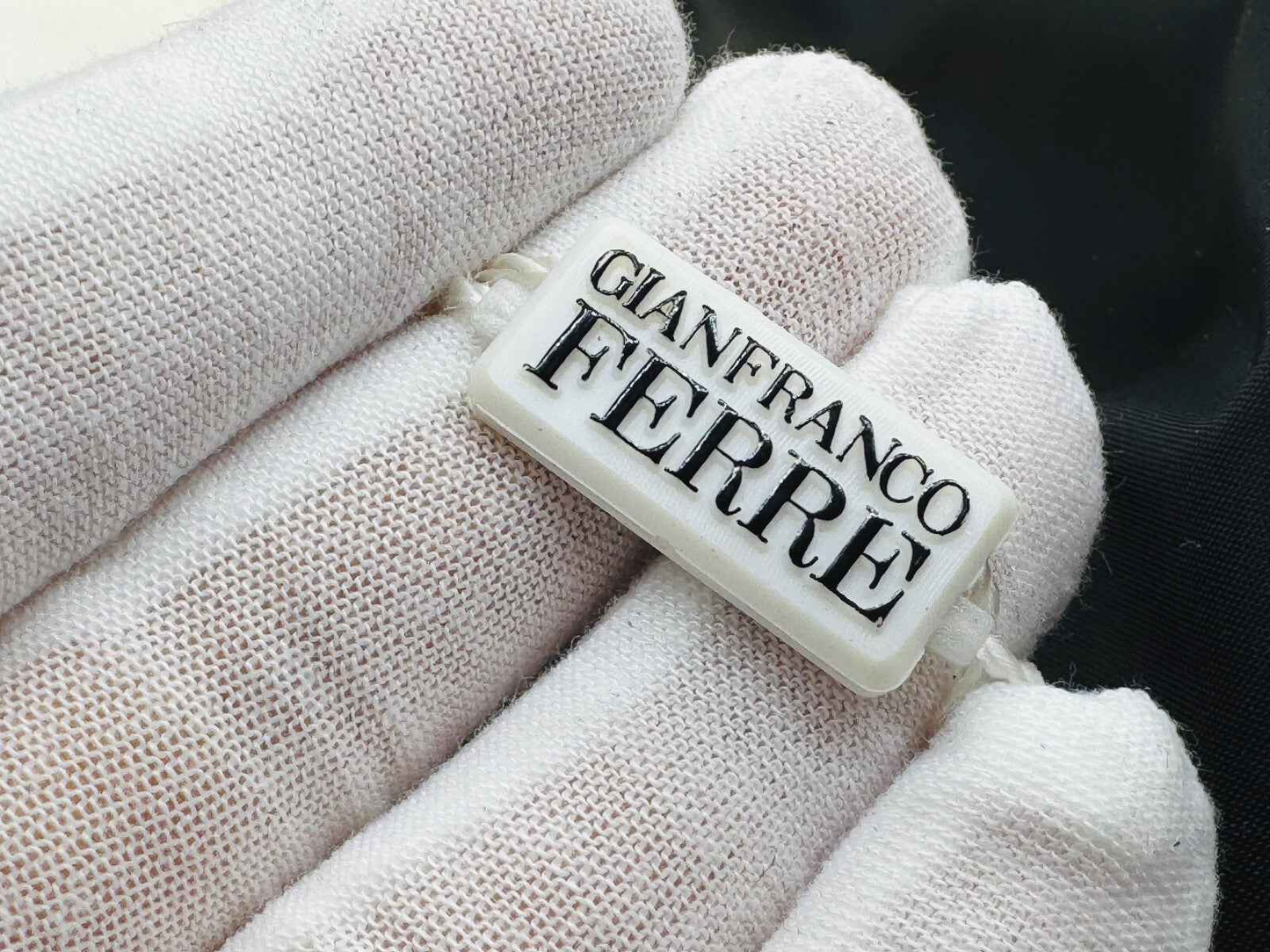 Bracciale vintage Gianfranco Ferre con logo in rilievo e finitura elegante