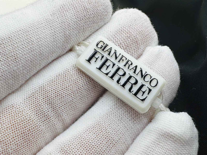 Bracciale vintage Gianfranco Ferre con logo in rilievo e finitura elegante