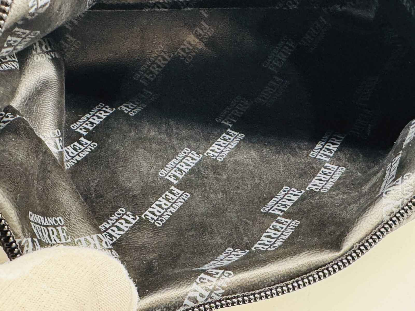 Immagine interna della borsa Ferre con logo Ferre Gff Profumo Vintage su sfondo nero