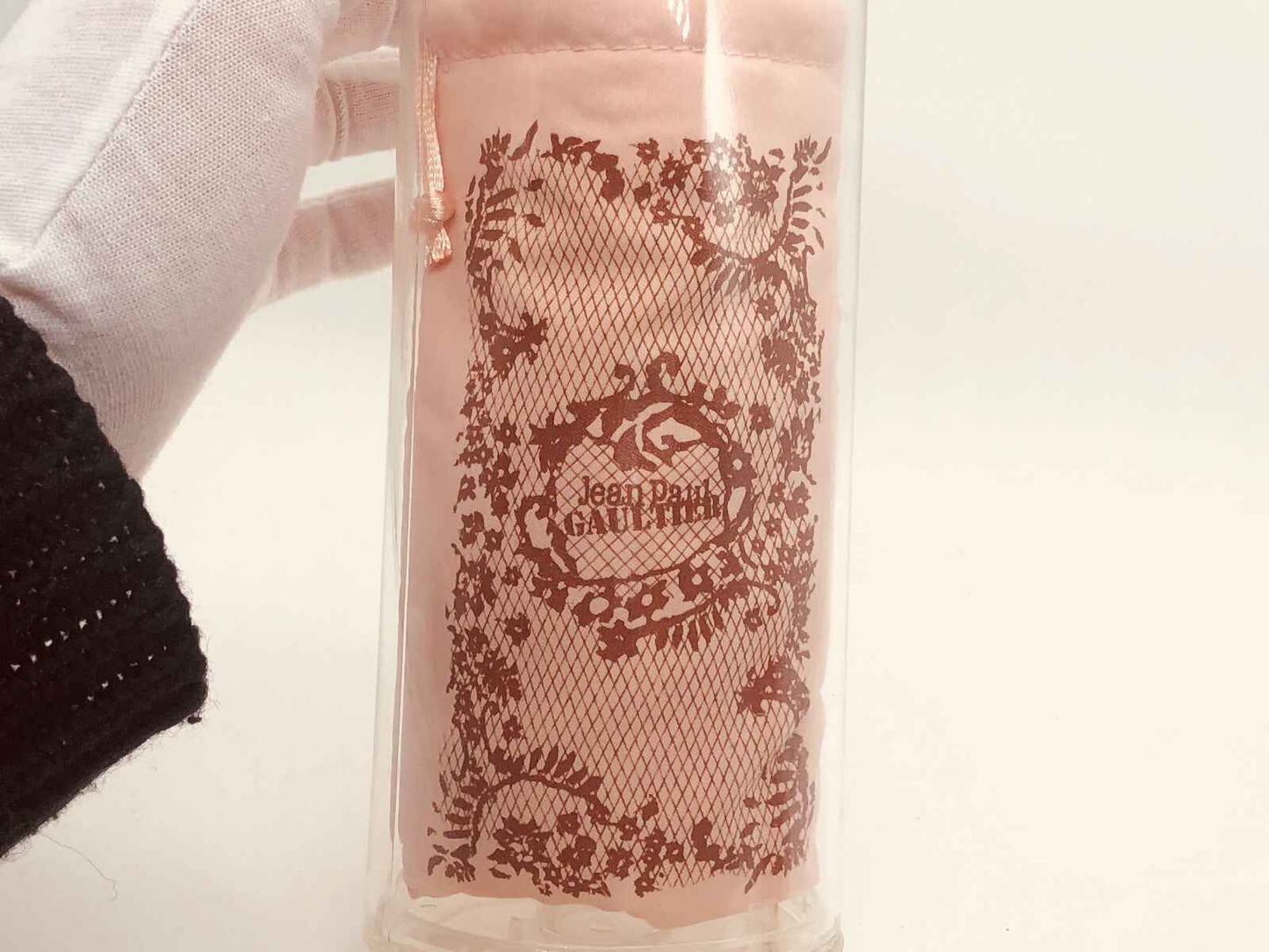 Flacone di profumo Gaultier Classique Vintage con design elegante e dettagli in pizzo