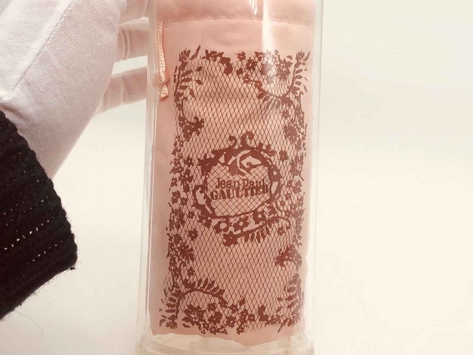 Flacone di profumo Gaultier Classique Vintage con design elegante e dettagli in pizzo