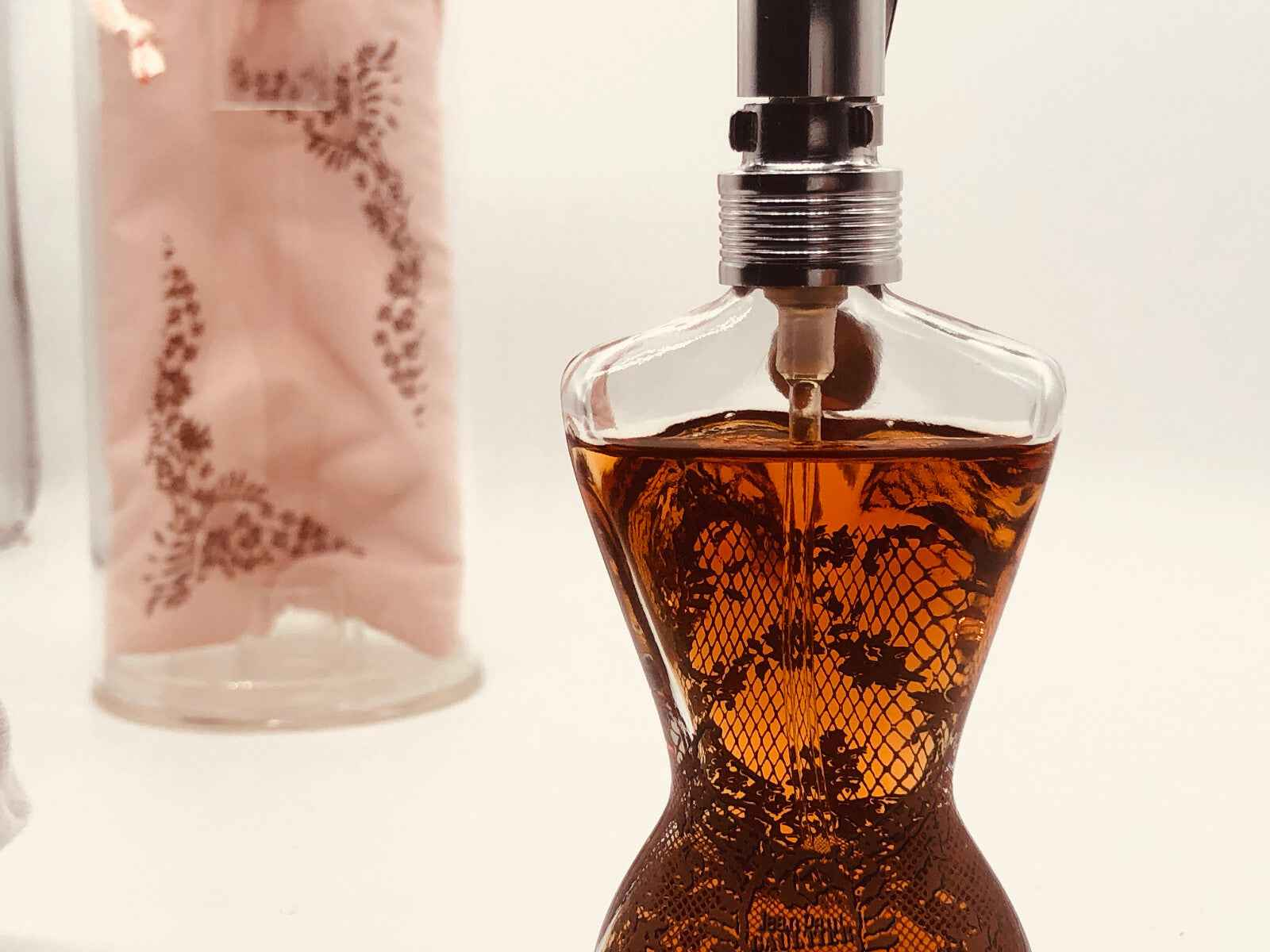 Profumo Gaultier Classique Vintage in flacone a forma di donna con design elegante e raffinato