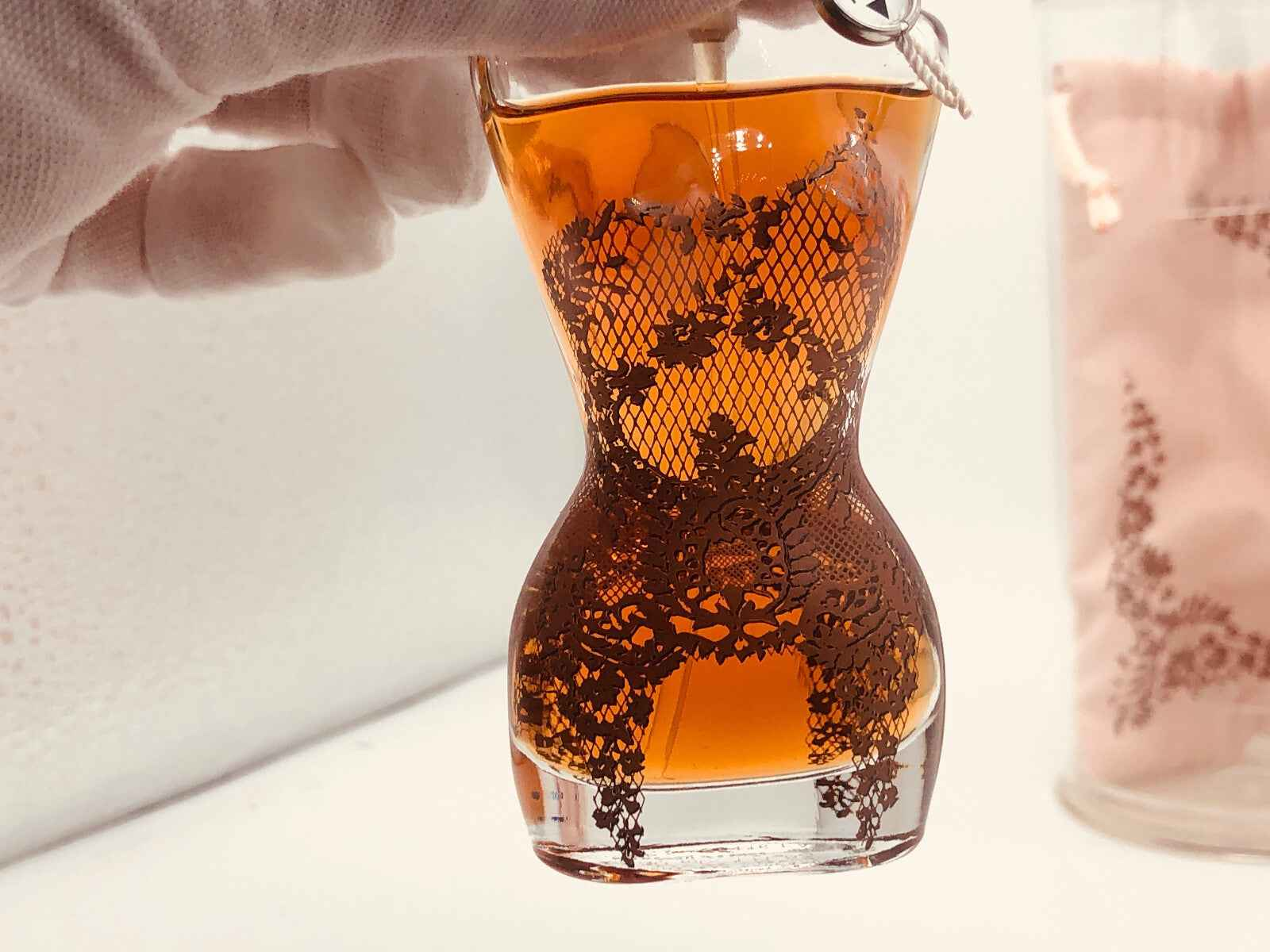 Profumo Gaultier Classique Vintage in flacone a forma di corpo femminile con dettagli in pizzo