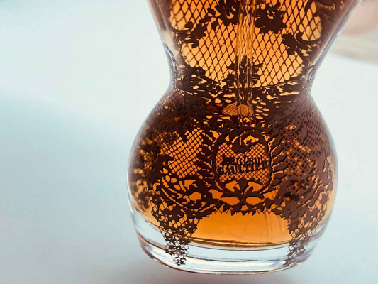 Profumo Gaultier Classique Vintage in bottiglia a forma di donna con dettagli in pizzo