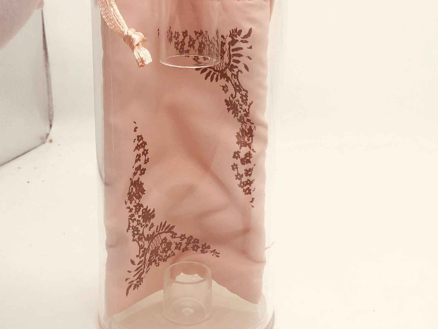 Confezione di profumo Gaultier Classique Vintage in elegante sacchetto rosa con dettagli floreali