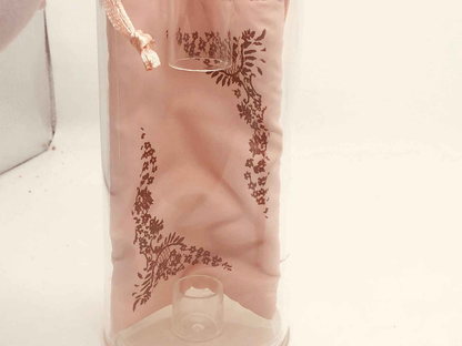 Confezione di profumo Gaultier Classique Vintage in elegante sacchetto rosa con dettagli floreali