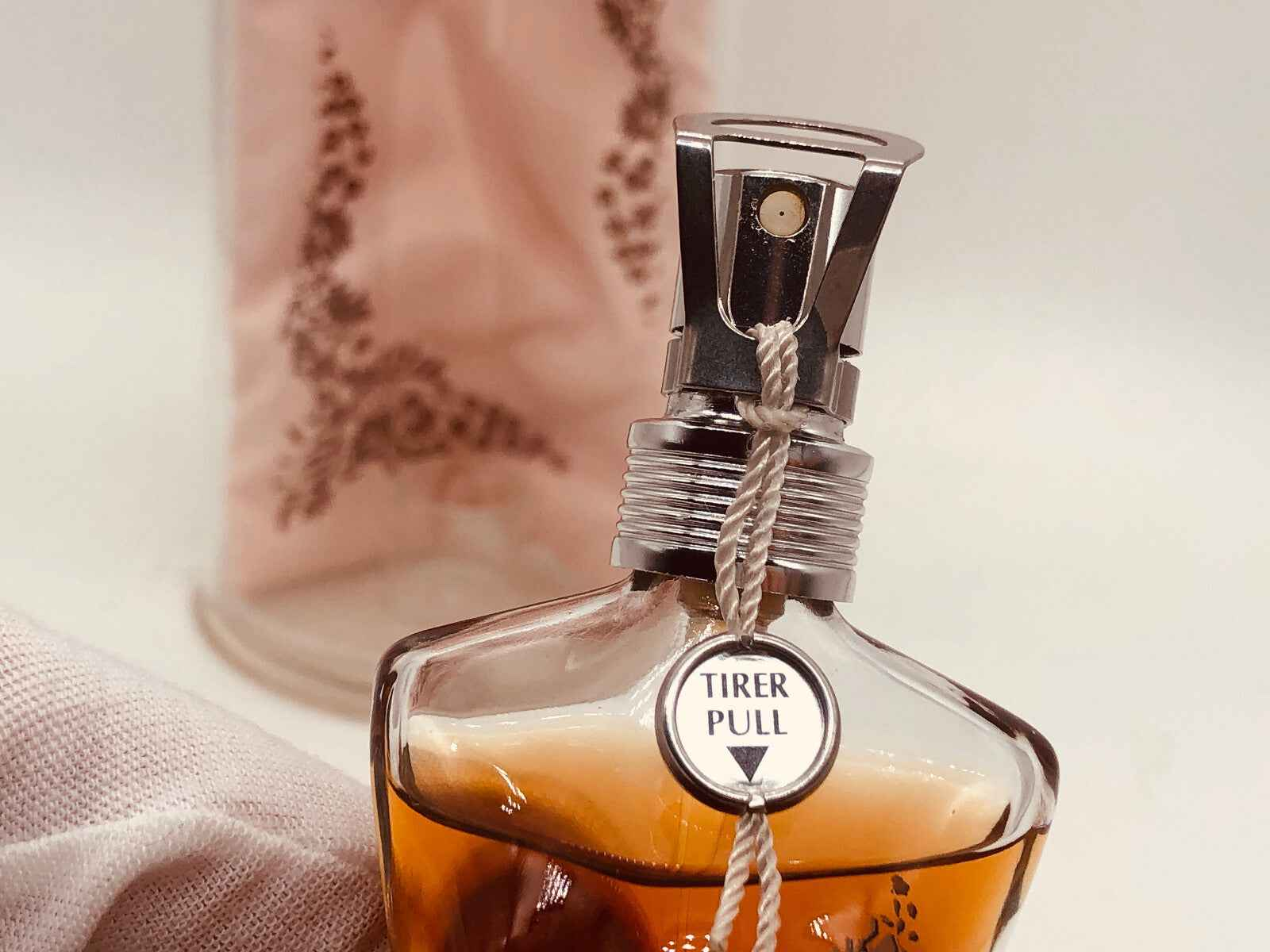 Flacone di profumo Gaultier Classique Vintage con design unico e aroma distintivo