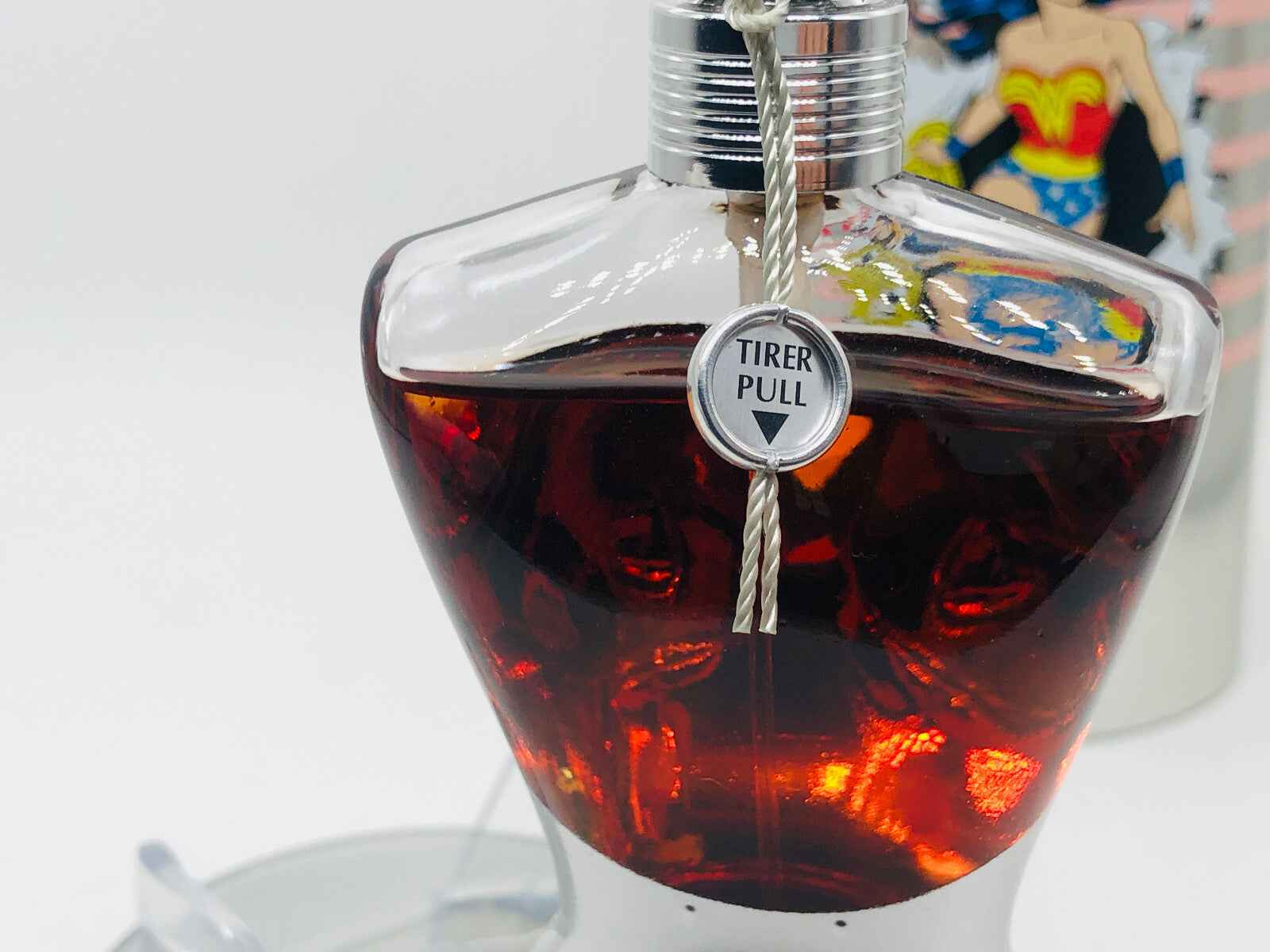 Profumo Gaultier Classique Wonder Woman in flacone a forma di figura femminile con decorazioni colorate