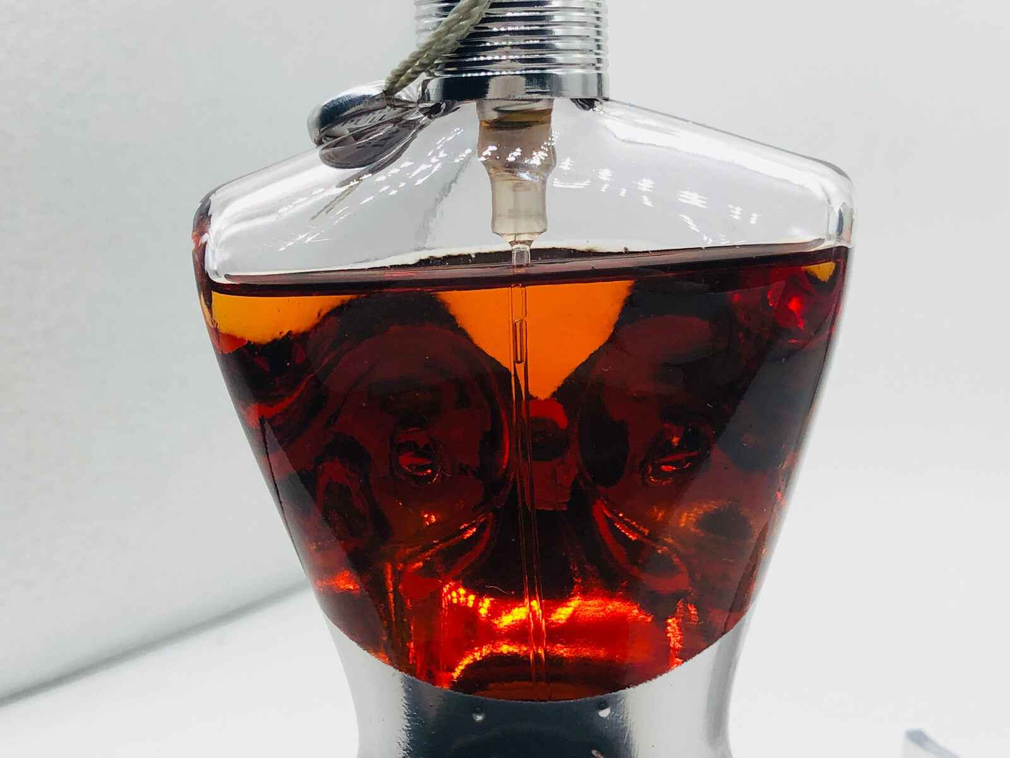 Profumo Gaultier Classique Wonder Woman in flacone iconico a forma di donna con tonalità rosse