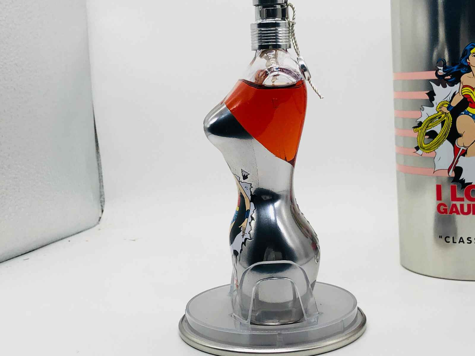Eau de Parfum Gaultier Classique Wonder Woman in flacone a forma femminile con dettagli colorati