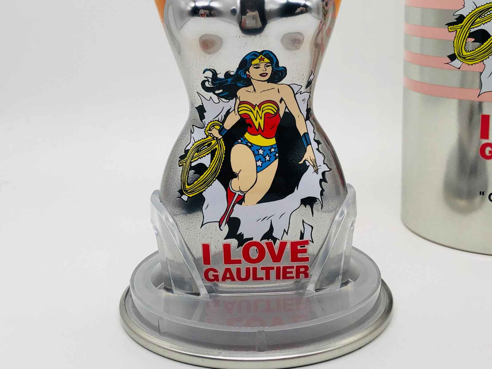 Profumo Gaultier Classique Wonder Woman con design iconico della supereroina in flacone unico