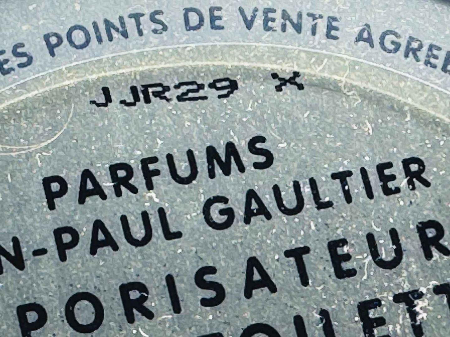 Etichetta del profumo Gaultier Le Male Profumo Vintage con dettagli sulla marca e informazioni sui punti vendita