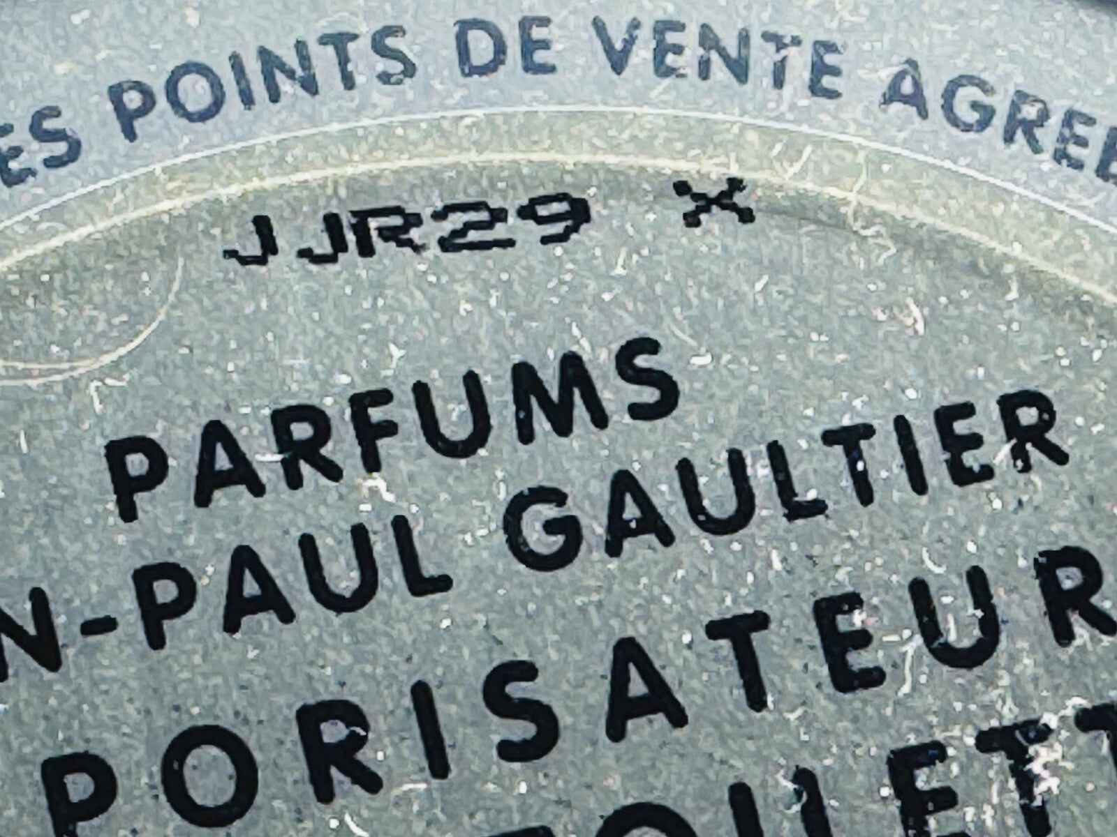 Etichetta del profumo Gaultier Le Male Profumo Vintage con dettagli sulla marca e informazioni sui punti vendita