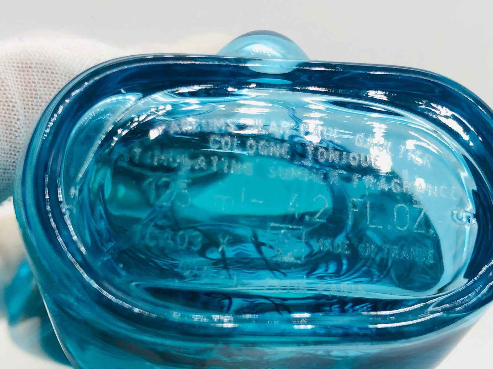Flacone di Gaultier Le Male Summer Cologne con un design blu e una forma distintiva