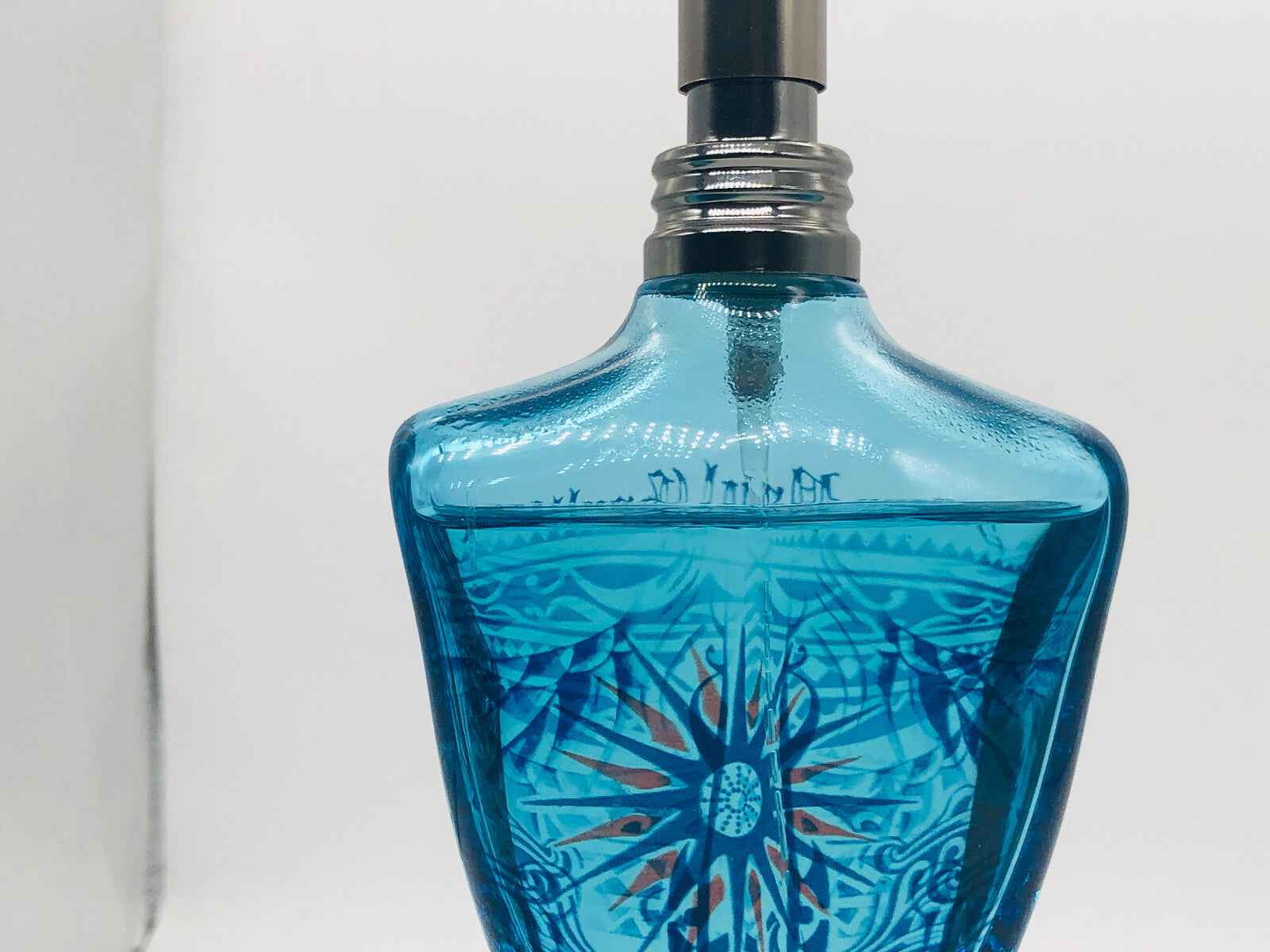 Profumo Gaultier Le Male Summer Cologne in flacone blu con design nautico per l'estate