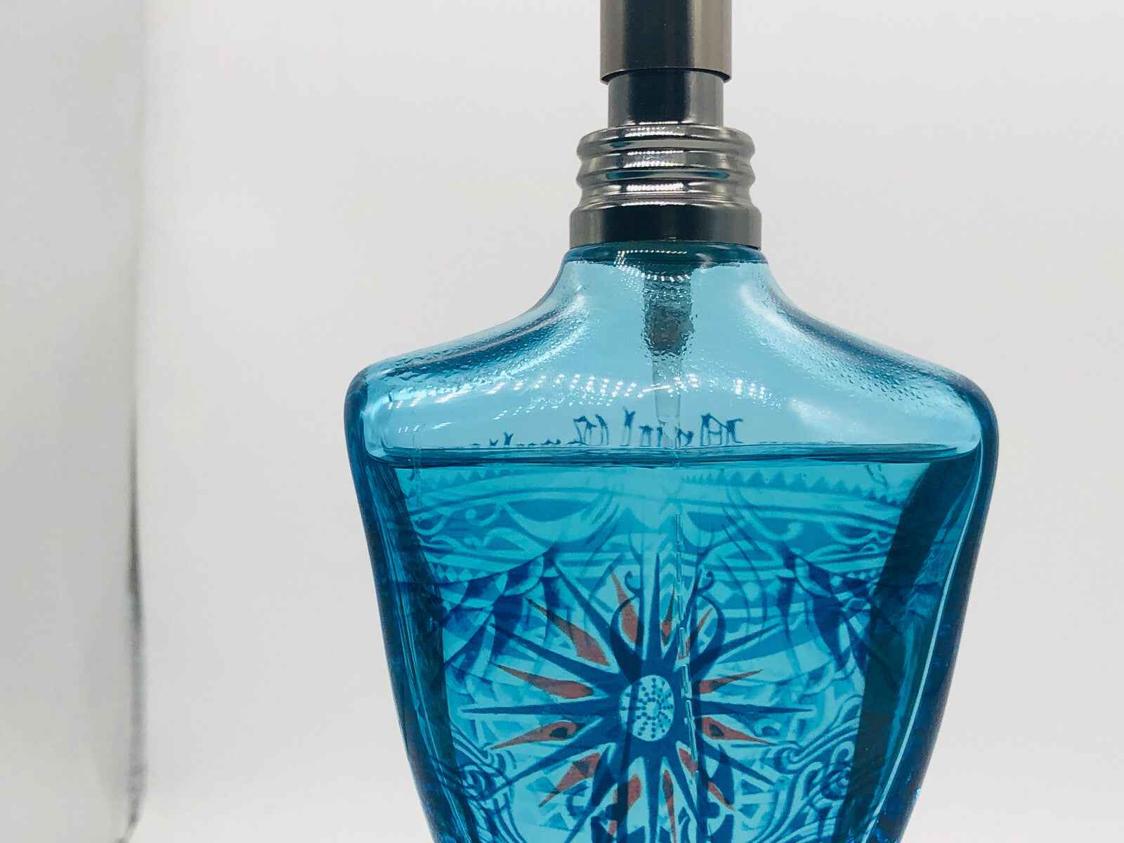 Profumo Gaultier Le Male Summer Cologne in flacone blu con design nautico per l'estate