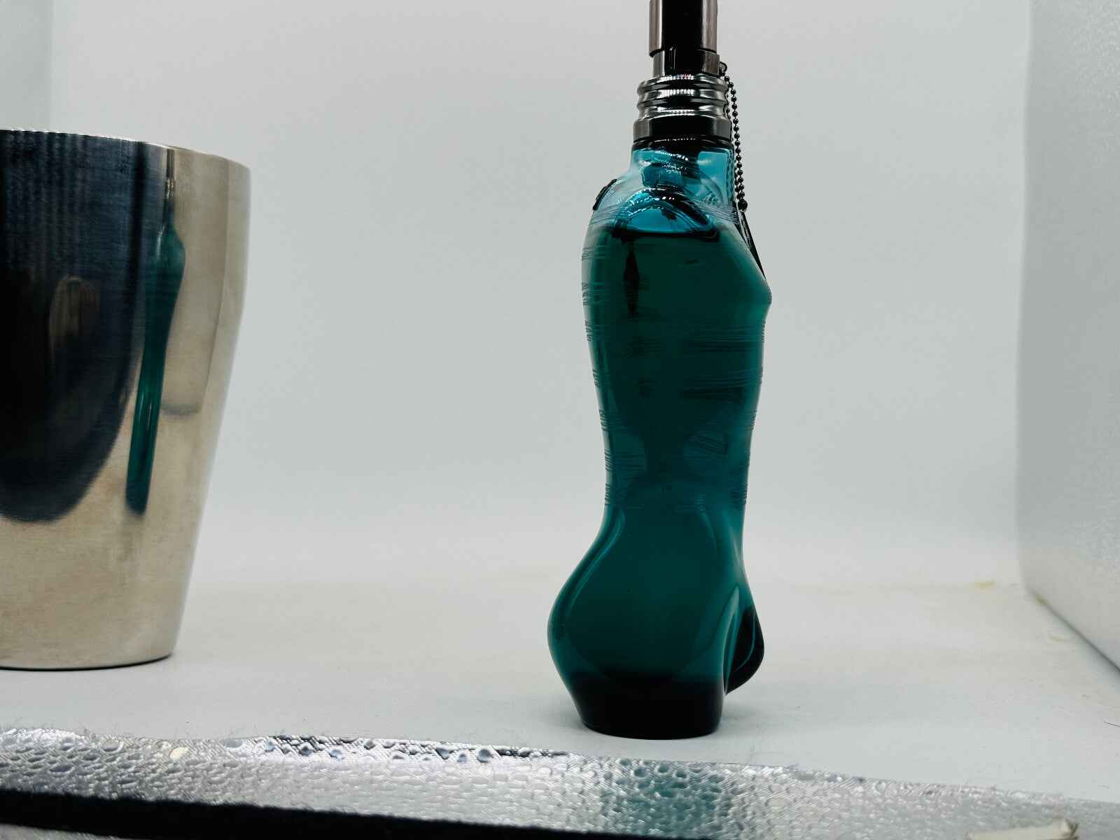 Flacone del Profumo Le Male Terrible di Jean Paul Gaultier con design iconico e colore turchese