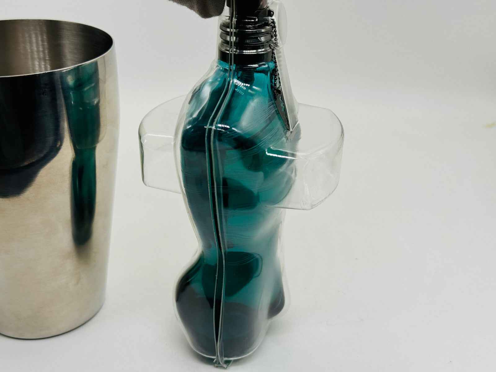 Profumo Le Male Terrible in bottiglia a forma di torso con dettagli in vetro trasparente