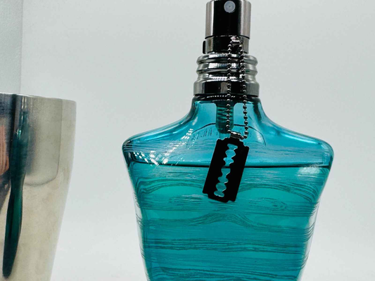 Bottiglia di profumo Le Male Terrible di Jean Paul Gaultier con design unico e tonalità blu