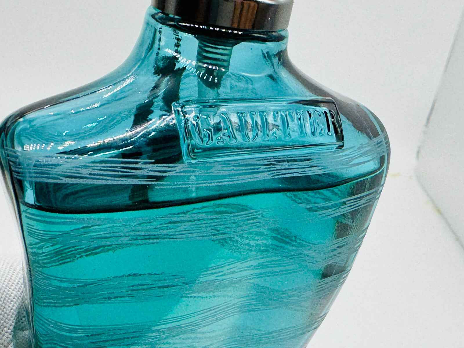 Flacone del profumo Le Male Terrible di Jean Paul Gaultier con design elegante e colore blu intenso