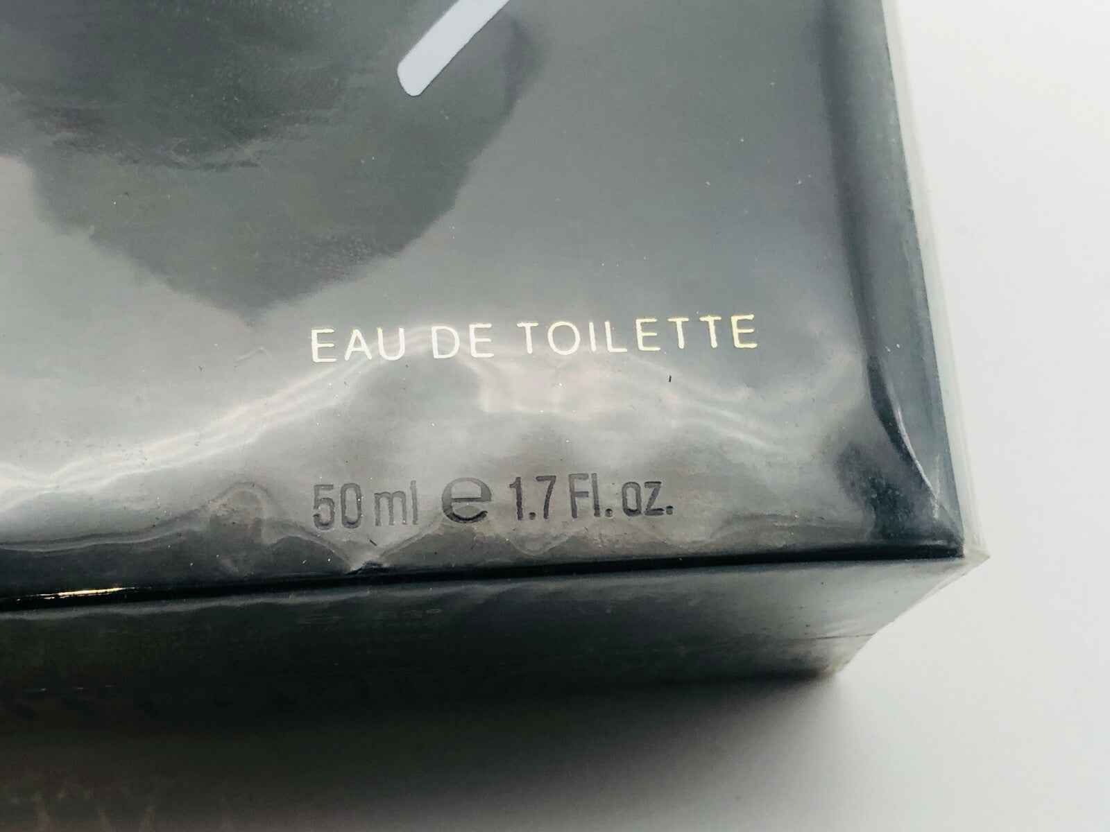 Scatola di profumo Genny Vintage Eau de Toilette da 50 ml con design elegante e sofisticato