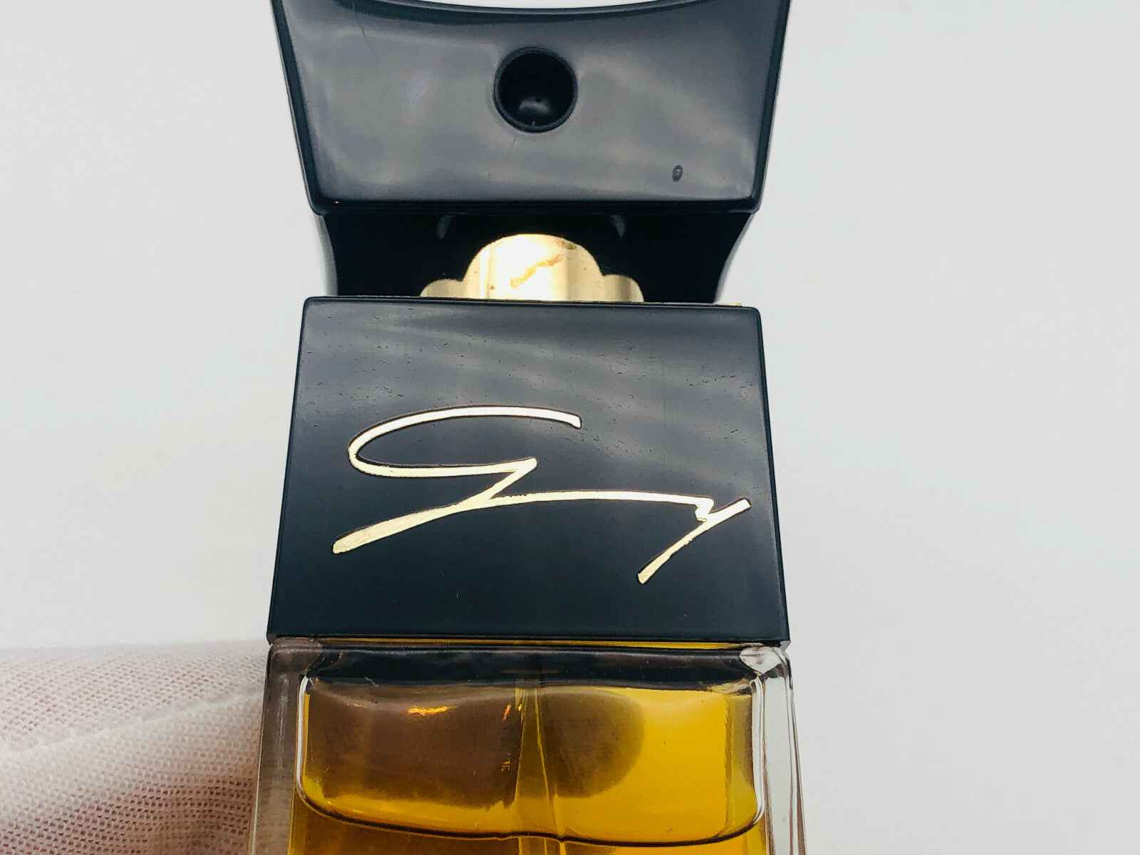 Flacone di profumo Genny Vintage con tappo nero e etichetta elegante per una fragranza classica