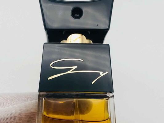Flacone di profumo Genny Vintage con tappo nero e etichetta elegante per una fragranza classica