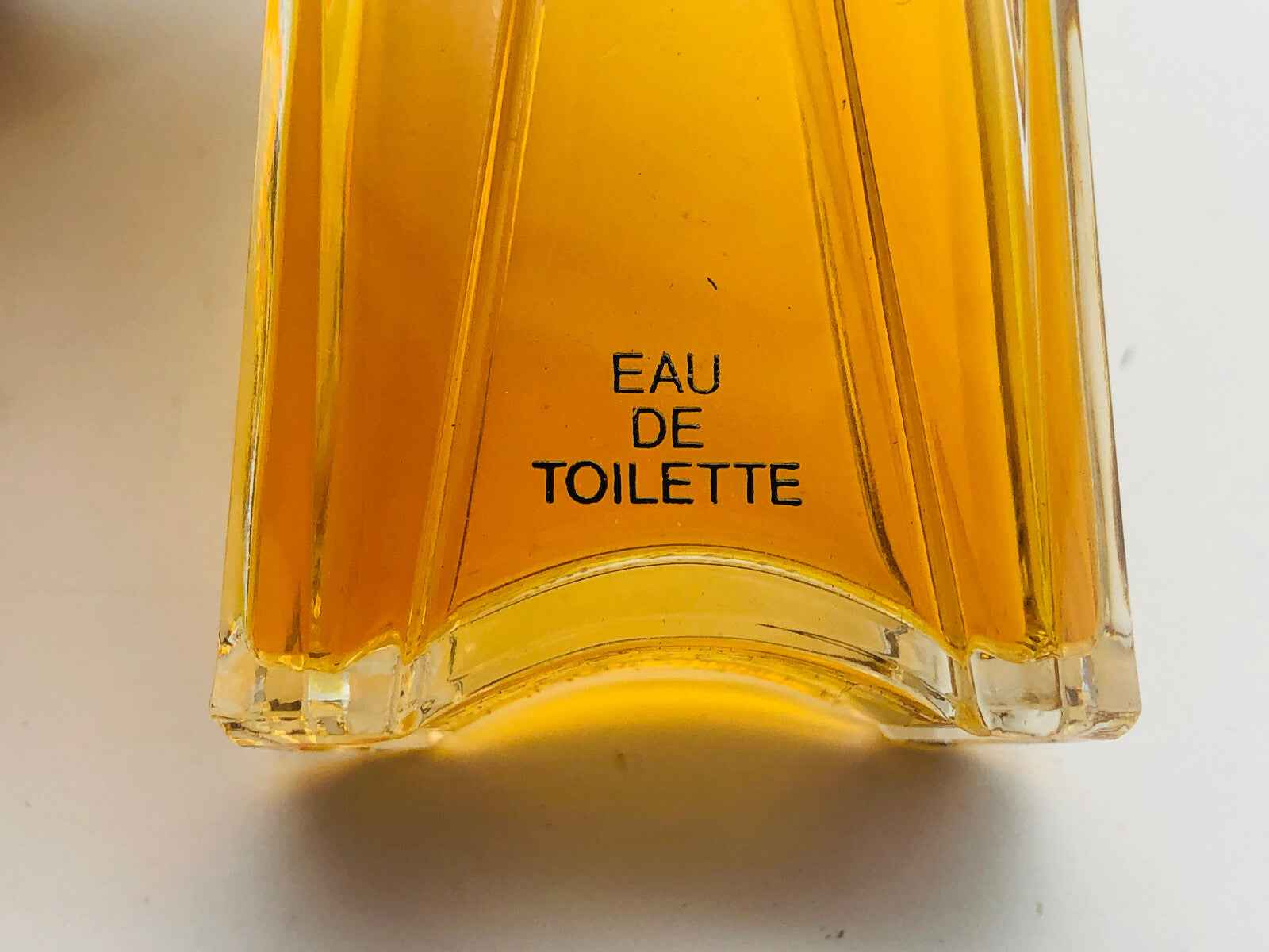 Flacone di profumo Genny Vintage Eau de Toilette con liquido giallo in una bella confezione