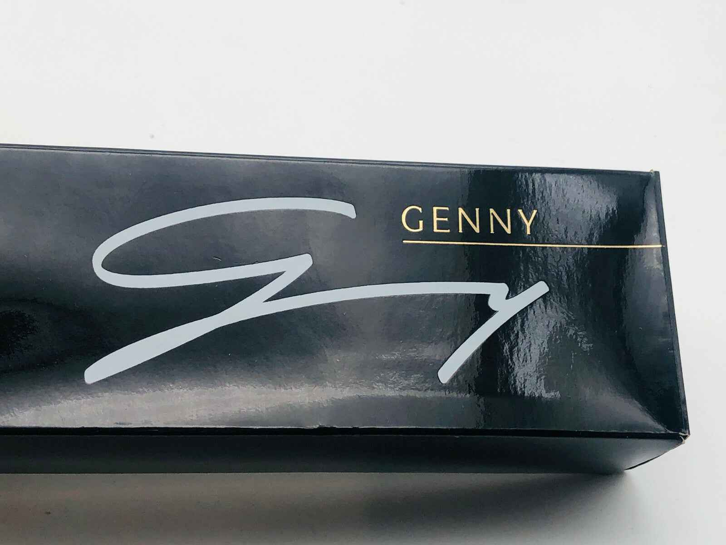 Scatola di profumo Genny Vintage elegante con logo distintivo sul packaging