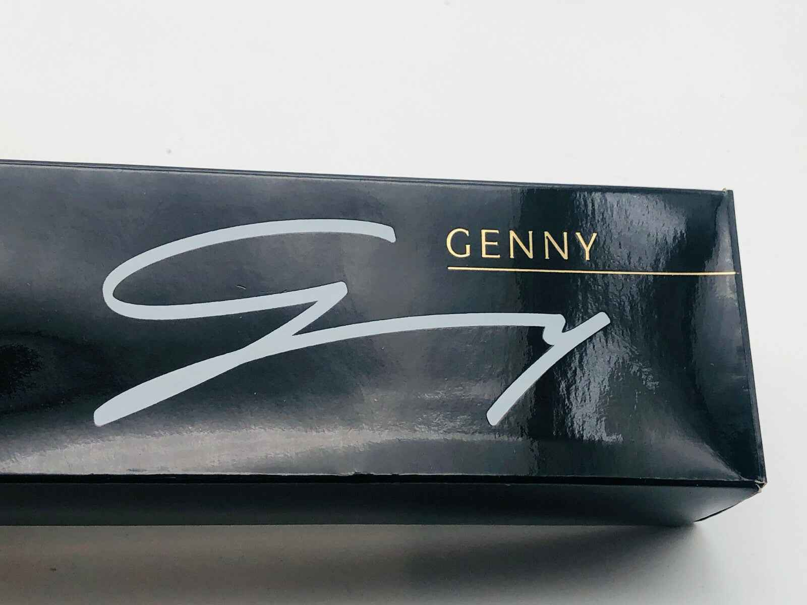 Scatola di profumo Genny Vintage elegante con logo distintivo sul packaging