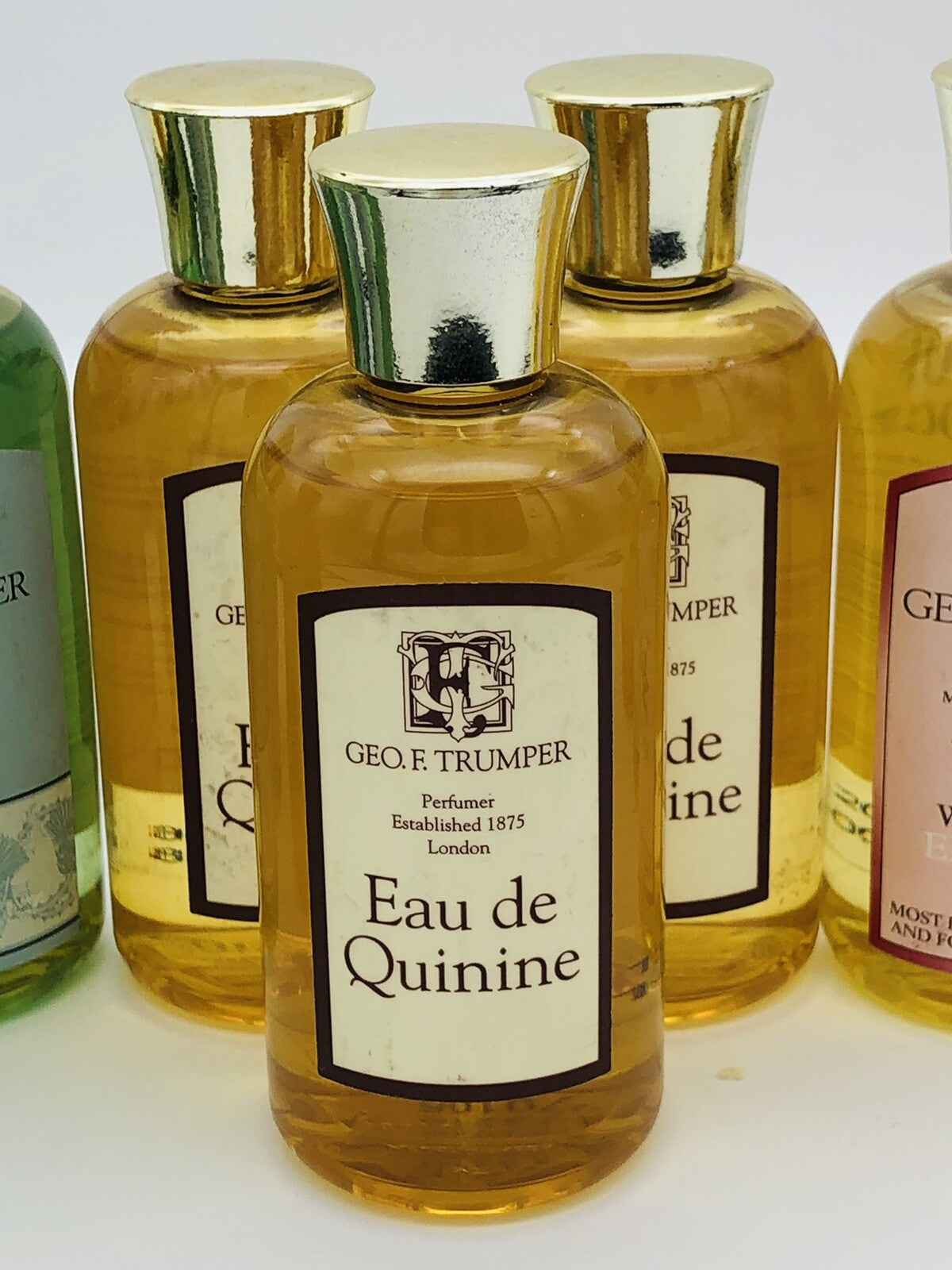 Colonia Geo F Trumper Eau de Quinine in una bottiglia elegante con tappo dorato