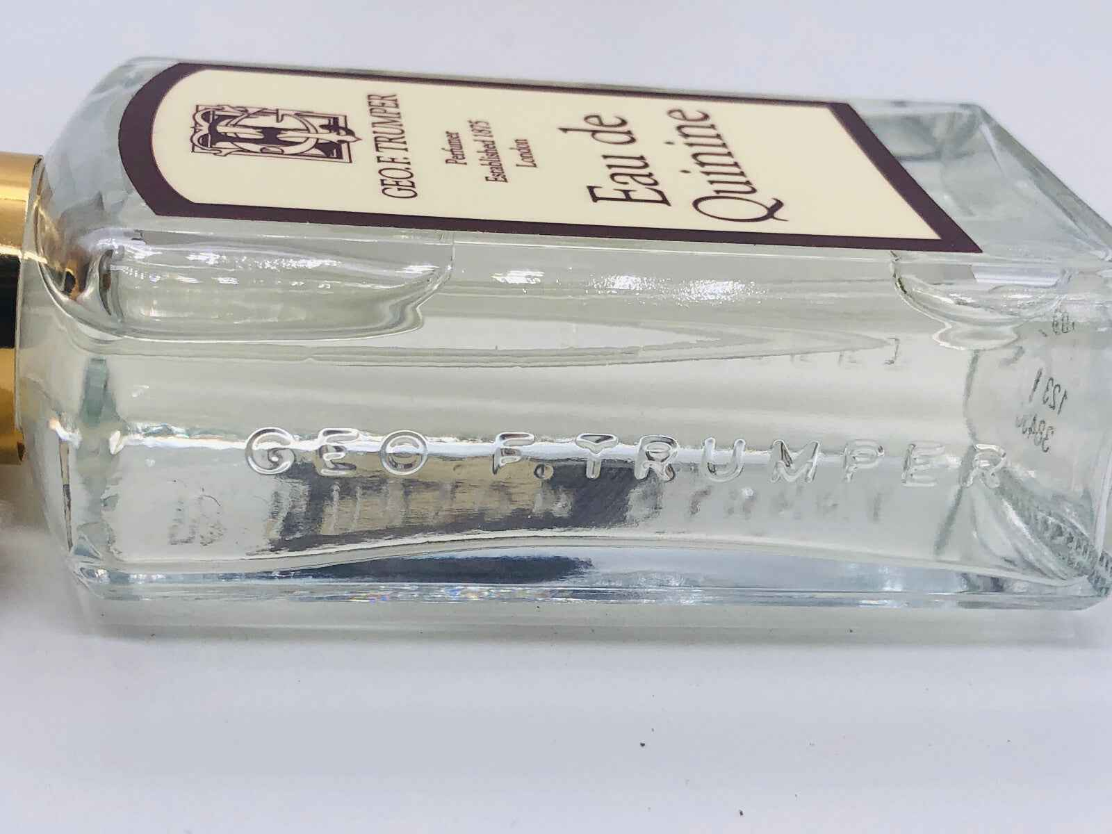 Profumo Eau De Quinine di Geo F Trumper in bottiglia elegante e trasparente
