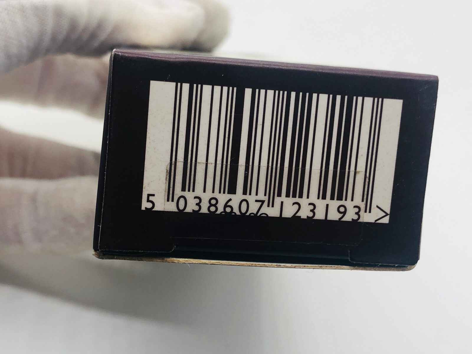 Scatola di Profumo Eau De Quinine di Geo F Trumper con codice a barre visibile