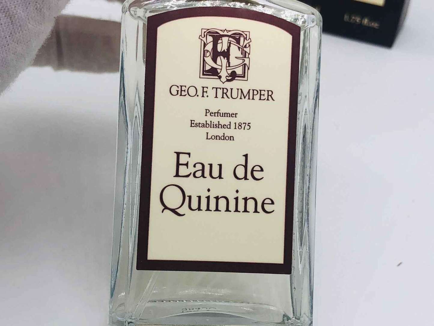 Profumo Eau De Quinine di Geo F Trumper in bottiglia elegante con etichetta distintiva